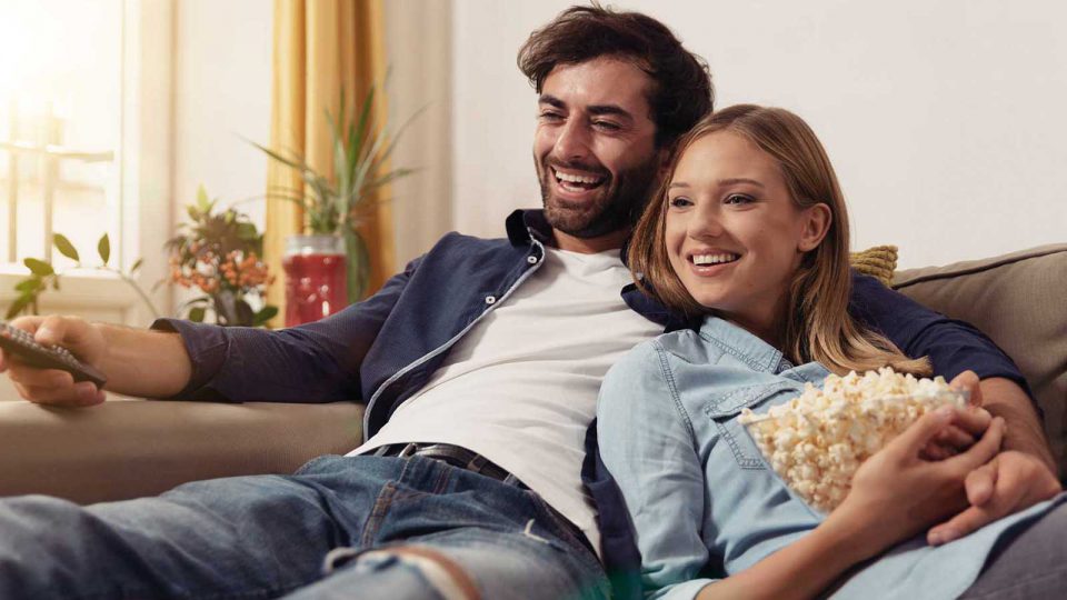 Junges Paar schaut gemeinsam Fernsehen