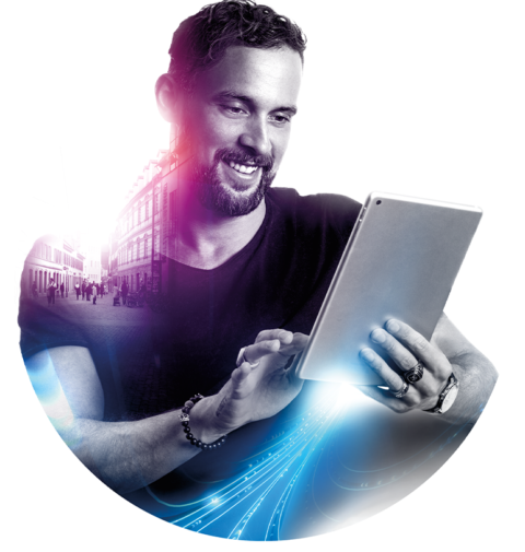 Junger cooler Typ surft mit dem Tablet
