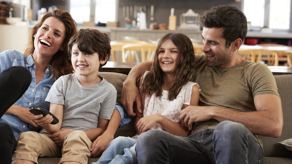 Eine Familie schaut gemeinsam fernsehen