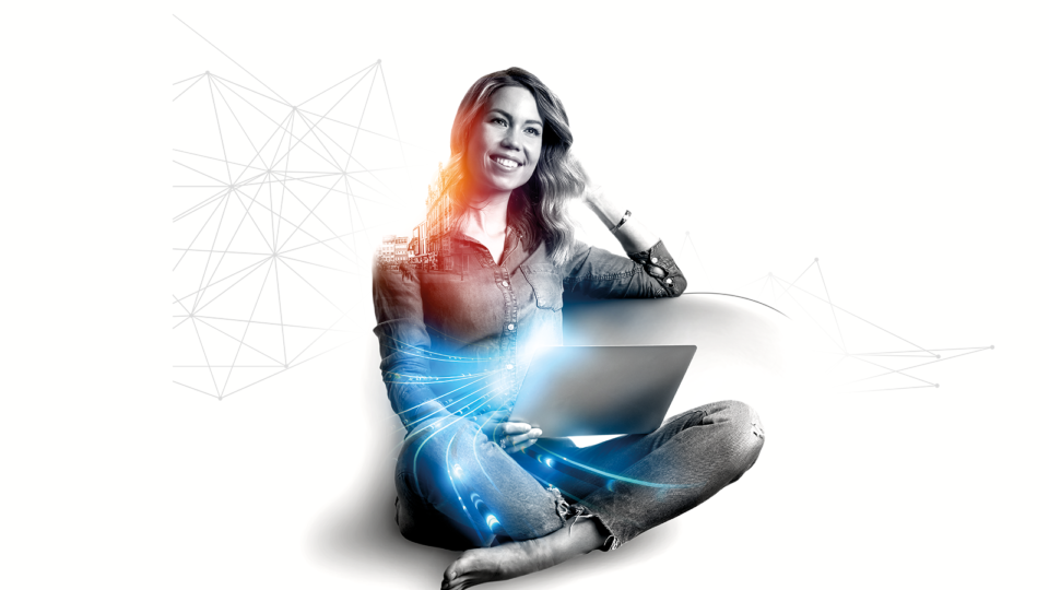 Junge Frau surft mit dem Laptop im Internet