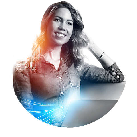 Junge Frau surft mit dem Laptop im Internet